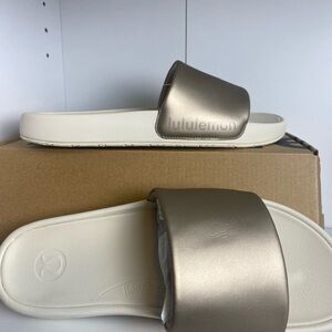 NWT lululemon athletica Women's Gold Slide Sandals SIZE 9